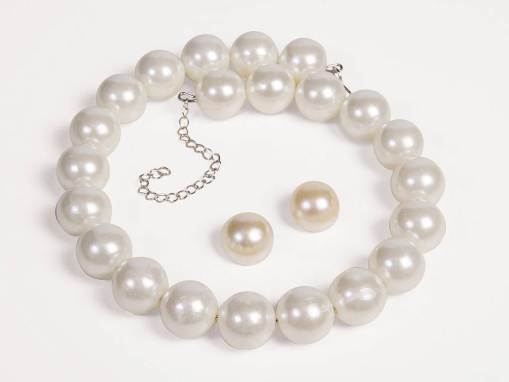 50's Jewelry Set: Pearl Necklace & Earrings
